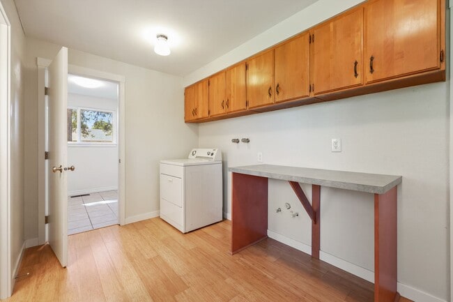 Building Photo - Room to roam! 3 bed, living, dining, den, ...