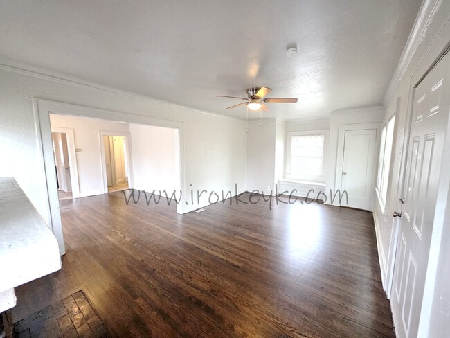 Building Photo - 2100 E 58th St