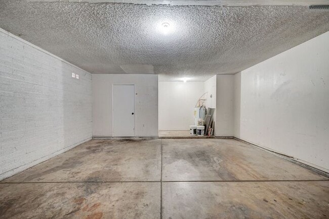 Building Photo - -$500 OFF FIRST MONTH RENT-READY TO VIEW NOW! 4 Bedroom 2 Bath Home in Phoenix!