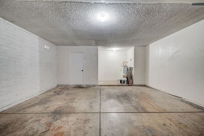 Building Photo - READY TO VIEW NOW! 4 Bedroom 2 Bath Home in Phoenix!