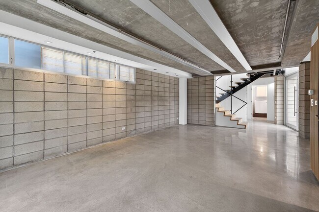 Building Photo - Discover this striking 3 bedroom apartment for rent in Venice, offering 4 bathrooms, contemporary...
