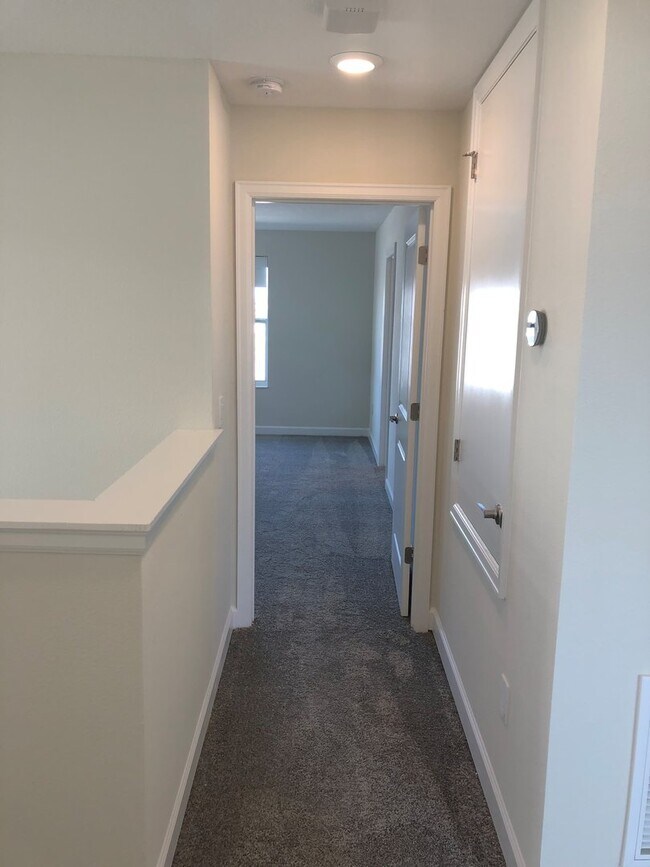 Building Photo - Just Listed!  3/2.5 Located In Beautiful P...