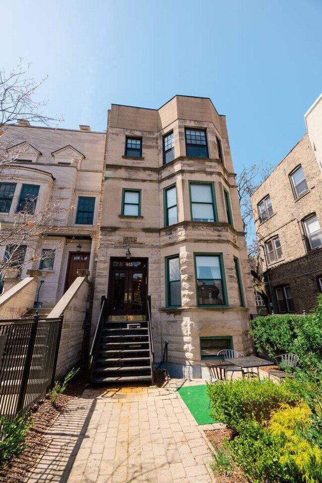 Building Photo - 2544 N Burling St