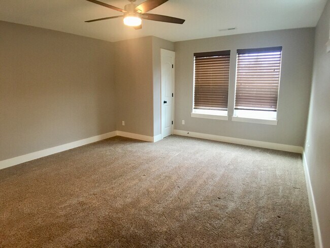 Building Photo - Spacious 3br/3.5ba House with Garage & AC in South Tabor Neighborhood