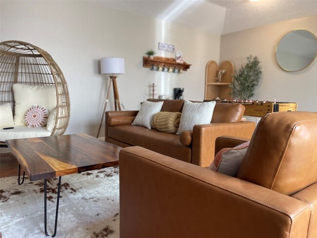 Building Photo - 15630 Pine Mountain Dr