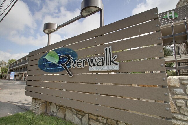 Building Photo - 2 bed/1 ba: Lady Bird Lake Condo, Short Walk to Downtown!