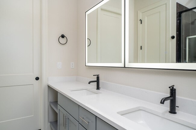 Building Photo - Exquisite 3-bedroom, 3.5-bath, 2-car garage townhome in downtown Tyler!