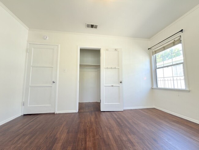 Building Photo - Bright and Spacious Two-Bedroom in Sun Valley