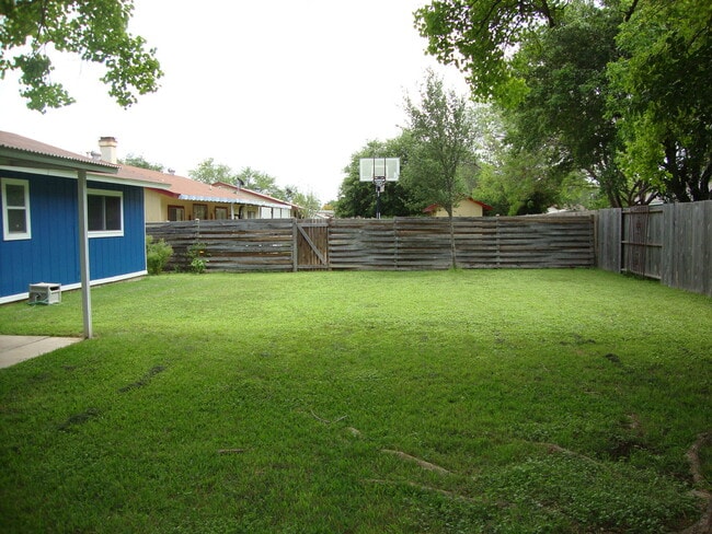 Building Photo - Pipers Meadow