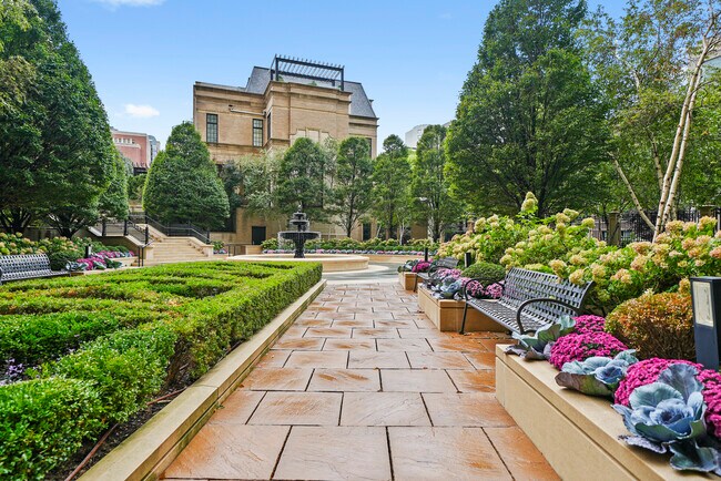 Building Photo - 2550 N Lakeview Ave