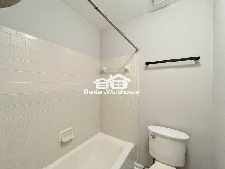 Building Photo - 2421 Sedgewick Dr