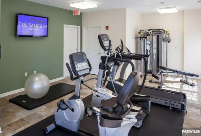 Building Photo - 10 Sampson St