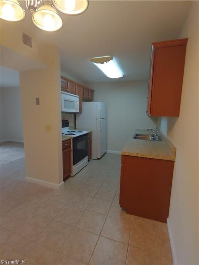 Building Photo - Condo near Guilford College!