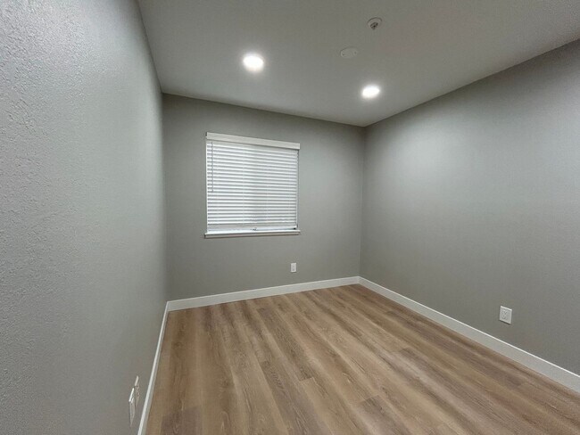 Building Photo - Sophisticated 2BR Walnut Creek Residence –...