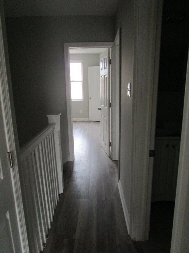 Building Photo - Spacious Front-Porch Row - Oak Lane