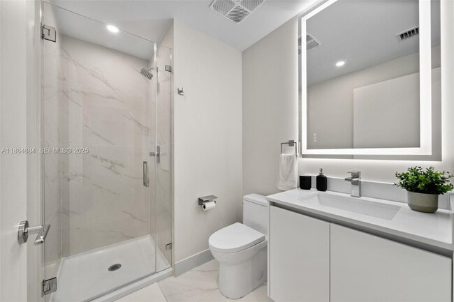 Building Photo - 700 NE 24th St