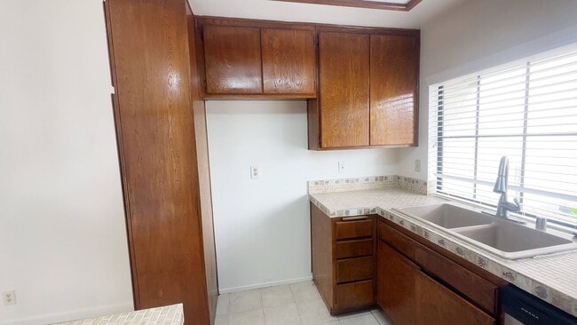 Building Photo - 2 Bdrm Condo in the Gated Saratoga Community