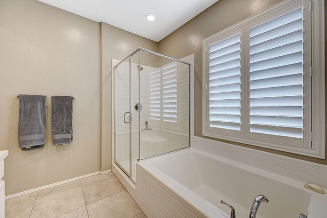 Building Photo - Modern 3 Bedroom Townhouse near Blue Diamond