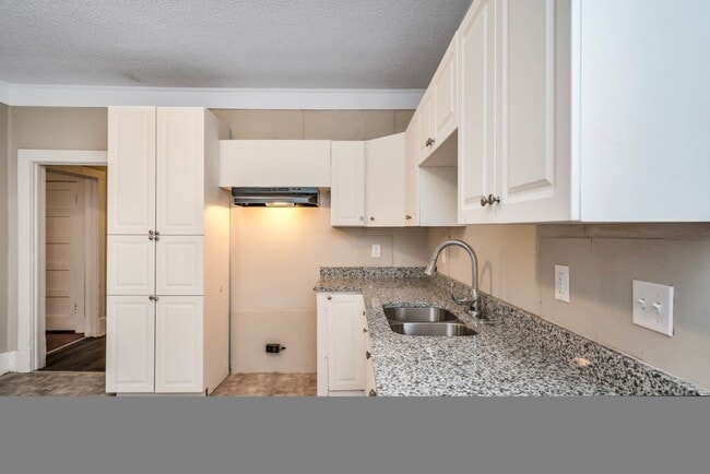 Building Photo - Updated 2-Bedroom Duplex – $800/month | Ta...