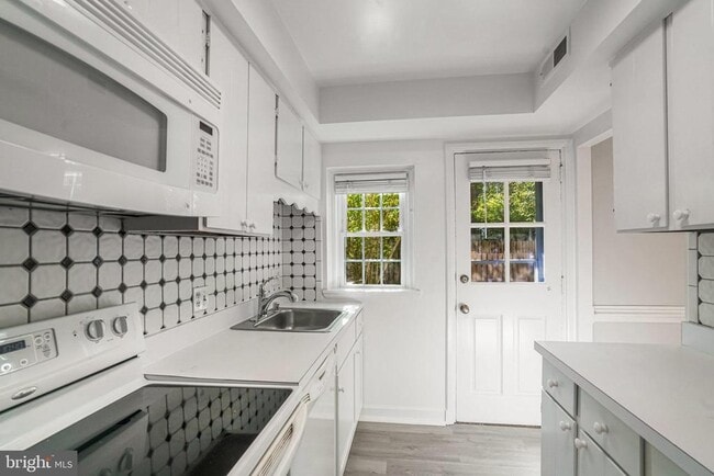 Building Photo - 2836 S Abingdon St