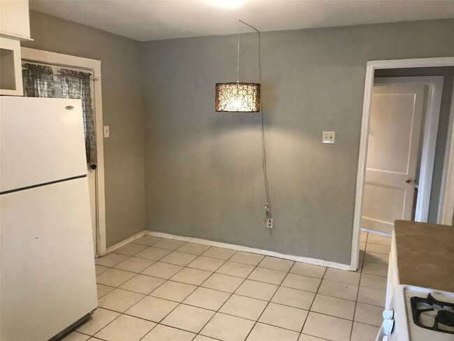 Building Photo - 215 E 25th St