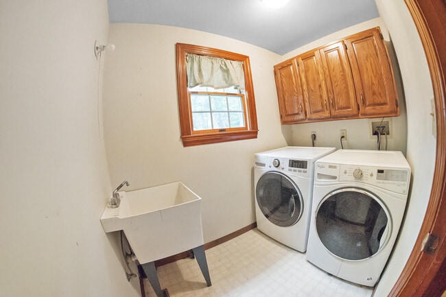 Building Photo - 9343 Shady Ln
