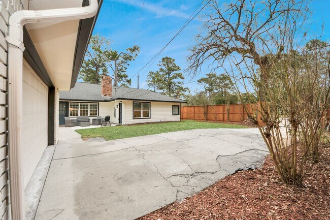 Building Photo - 10003 Briarwild Ln