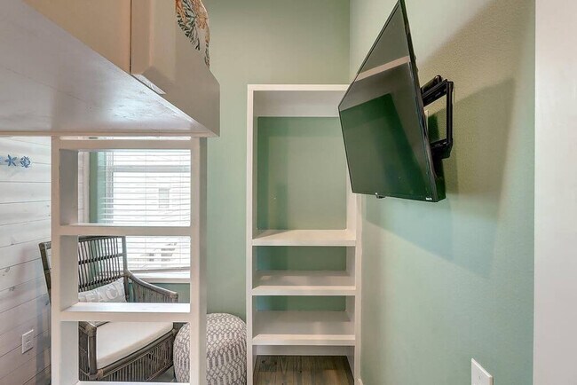 Building Photo - 1924 Eleventh St