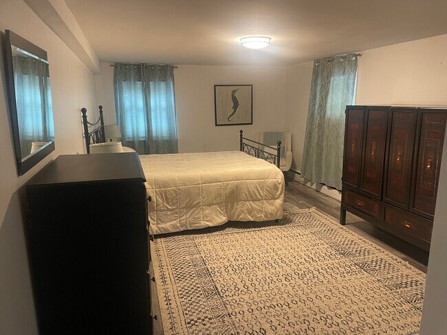 Building Photo - 8 Rock Cliff Rd