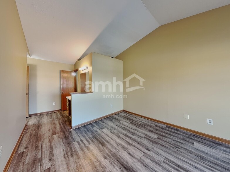 Building Photo - 2650 Willowgate Rd