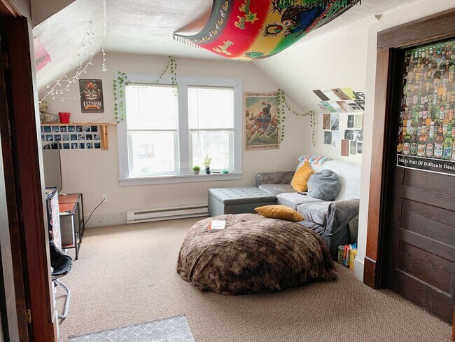 Building Photo - PRELEASE: 7 bdrm/2 bath in the York Neighborhood!