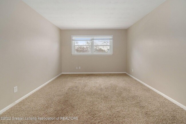 Building Photo - 858 E Greenlawn Ave