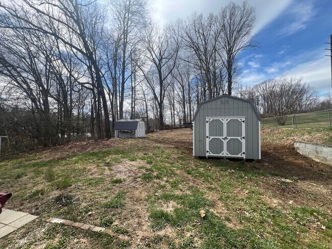 Building Photo - Newly renovated 3 bed and 1 bath house near ETSU and VA