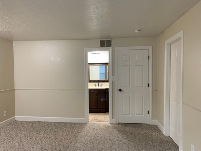 Building Photo - HAS IT ALL!  One Bedroom Condo; Murray; /Garage & Pool