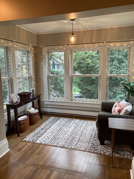 Building Photo - 593 Laurel Ave