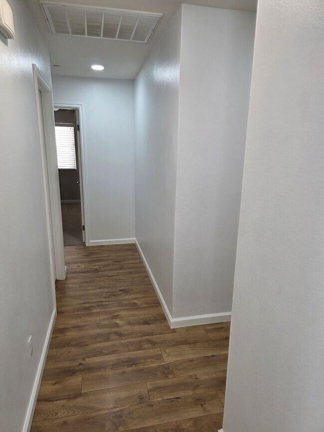 Building Photo - Beautiful Single Level 4 Bedroom located in Canyon Hills