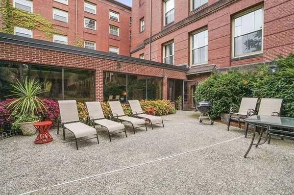 Building Photo - 48 Forest St