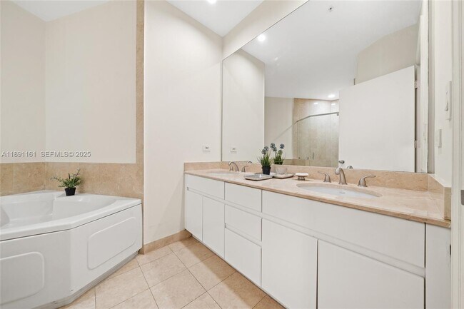 Building Photo - 848 Brickell Key Dr