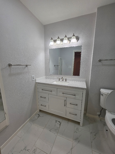 Building Photo - 2808 Charter Oak Dr