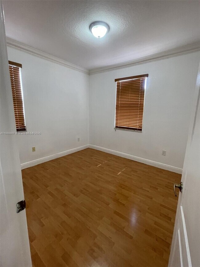 Building Photo - 3725 NE 10th Ct