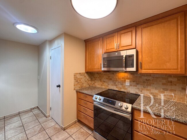 Building Photo - 8240 NE Seawind Ave