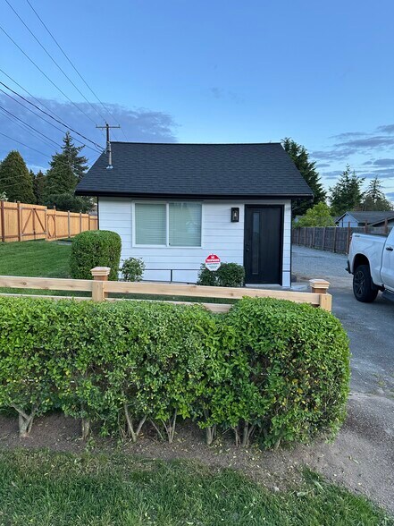 Building Photo - 1747 NE 147th St