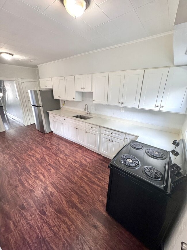 Building Photo - FIVE BEDROOM Home