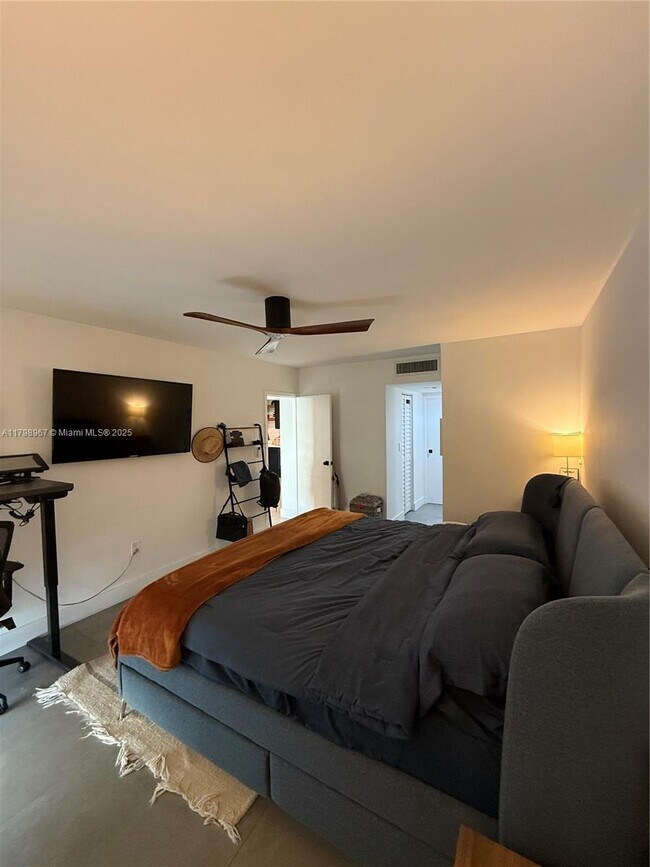 Building Photo - 3625 N Country Club Dr