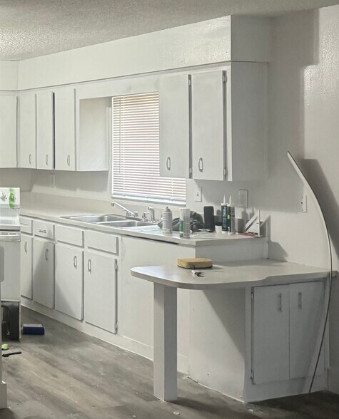 Building Photo - 712 E Garden St