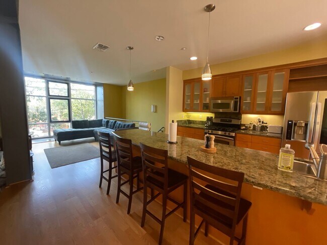 Building Photo - Spacious 3 bedroom / 2.5 Bath Apartment in...