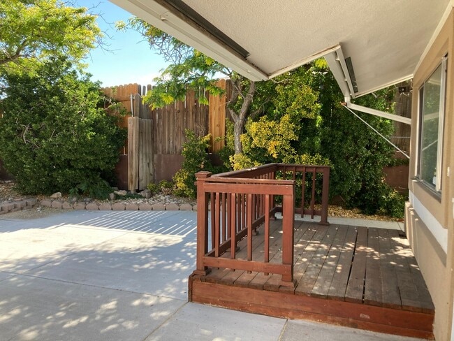 Building Photo - **READY FOR MOVE IN** 3 Bedroom/2 Bath Single Story Home