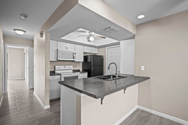 Building Photo - Stunning duplex offers two spacious bedroo...