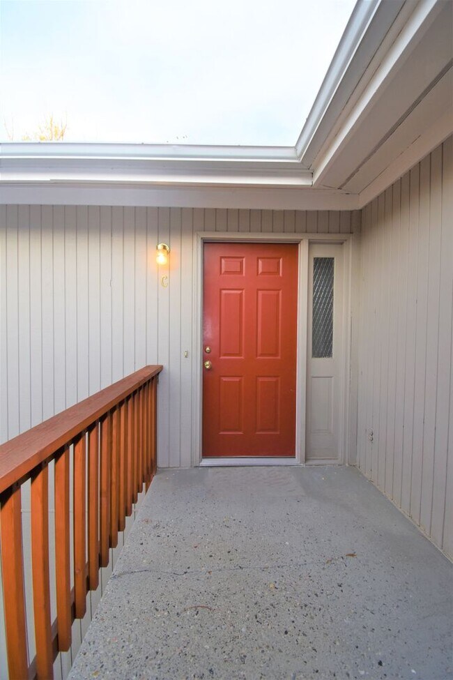 Building Photo - Great top floor 2 bed 1 bath condo, amazin...