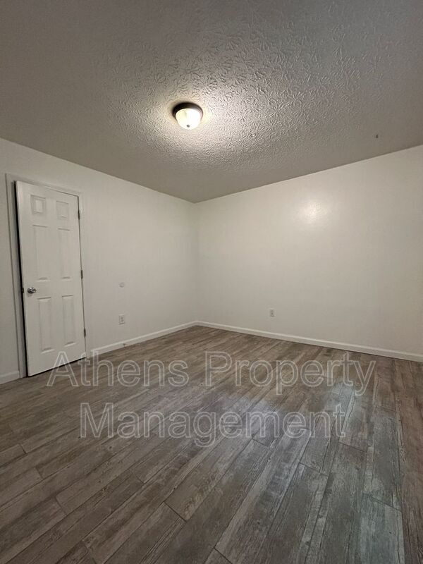 Building Photo - 105 Howell Way